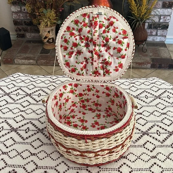 Vintage JCPenney Sewing Basket Constructed from Woven Wicker. - Picture 5 of 12